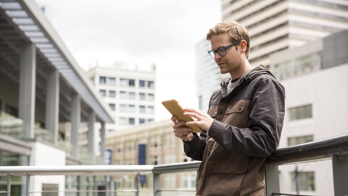 Man reading Northwestern Mutual’s weekly market commentary