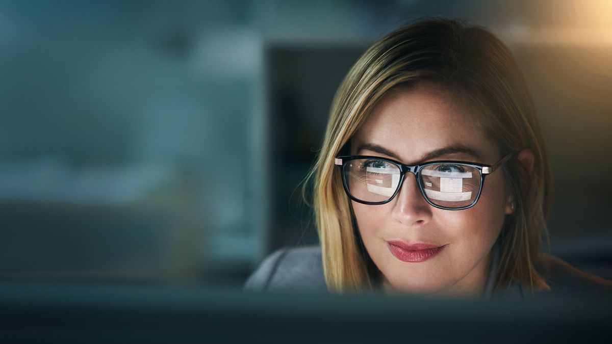 Woman reading Northwestern Mutual’s weekly market commentary.