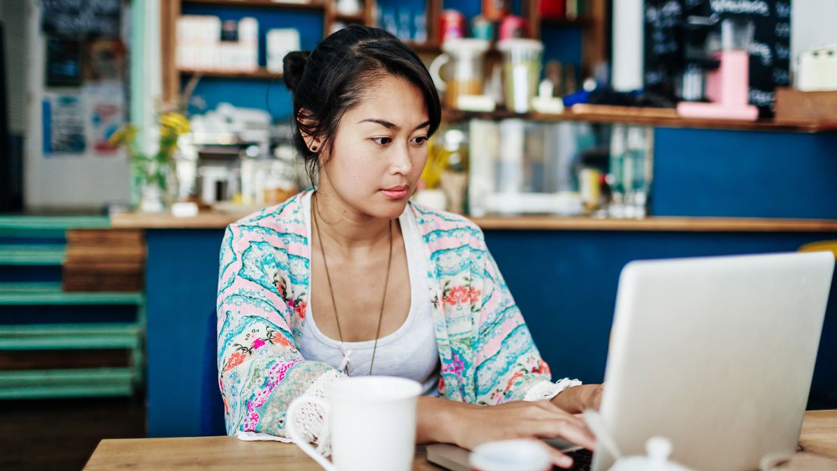 Woman reading Northwestern Mutual’s weekly market commentary.