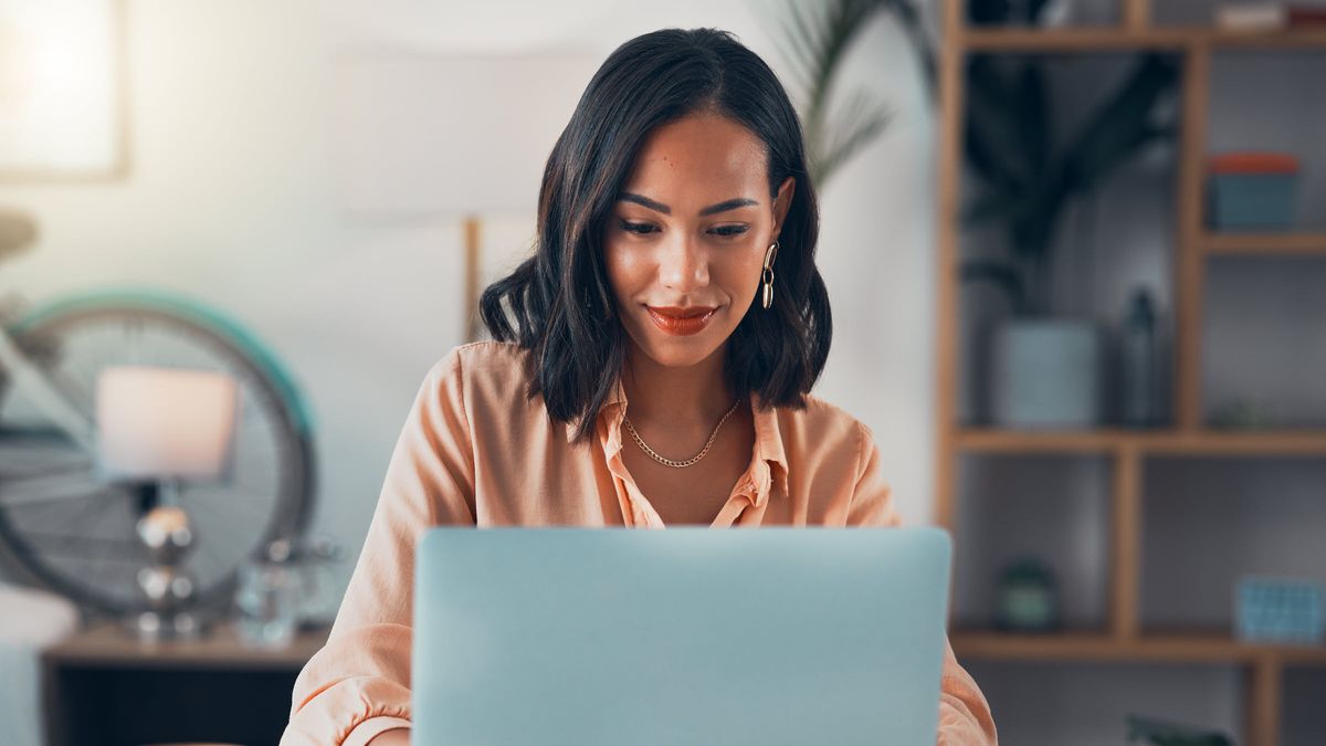 Woman reading Northwestern Mutual’s weekly market commentary.