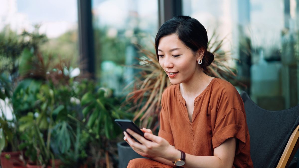 Woman reading Northwestern Mutual’s weekly market commentary