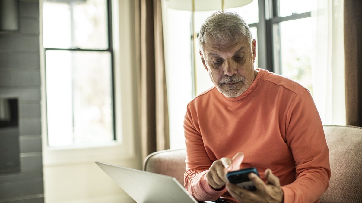 Man reading Northwestern Mutual’s weekly market commentary.