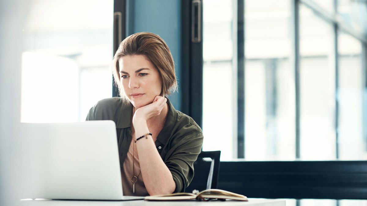 Woman reading Northwestern Mutual’s weekly market commentary.