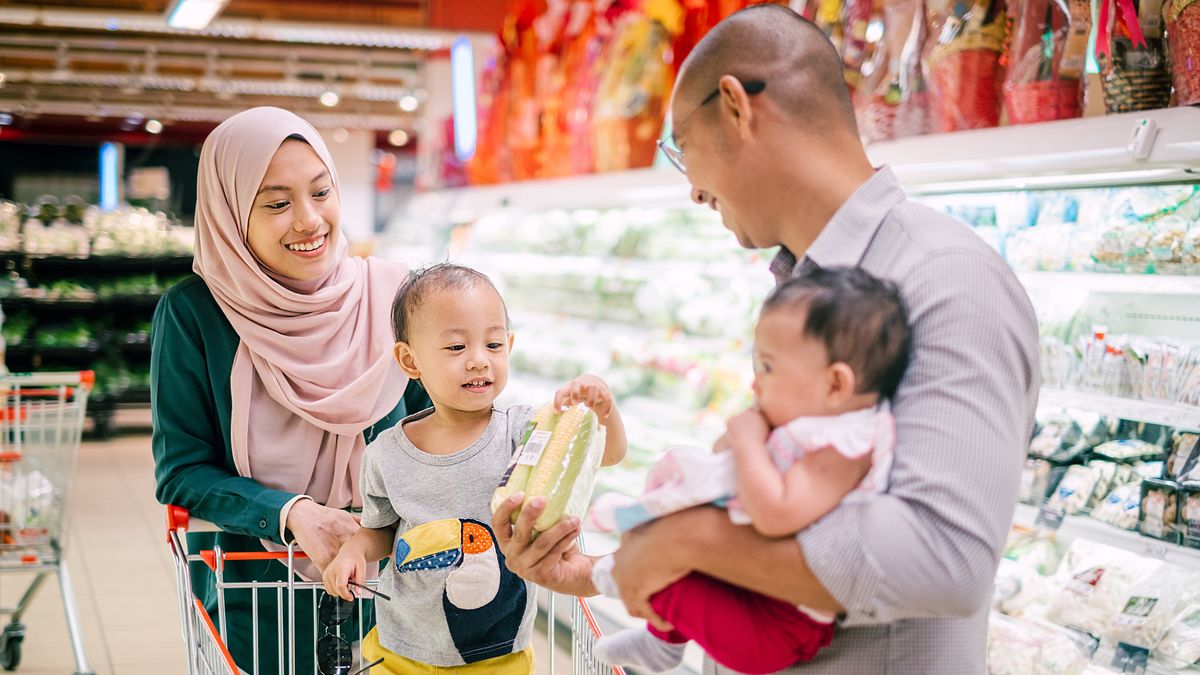 family-grocery-shopping-after-midyear-budget-checkup