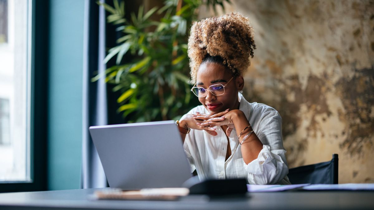 Woman reading Northwestern Mutual’s weekly market commentary.