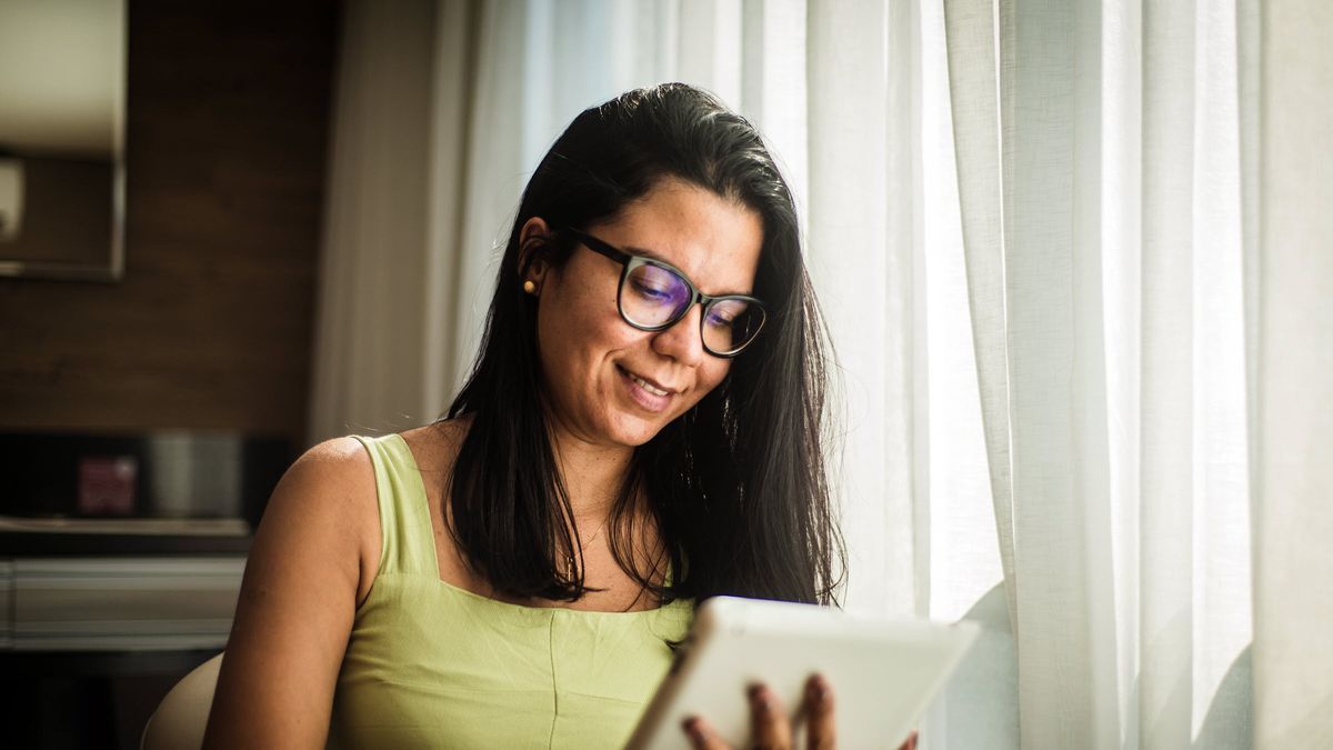 Woman reading Northwestern Mutual’s weekly market commentary.