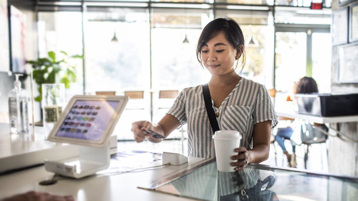 woman using revolving credit while shopping