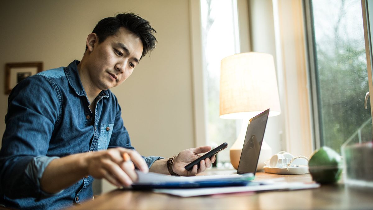 man researching the wash sale rule