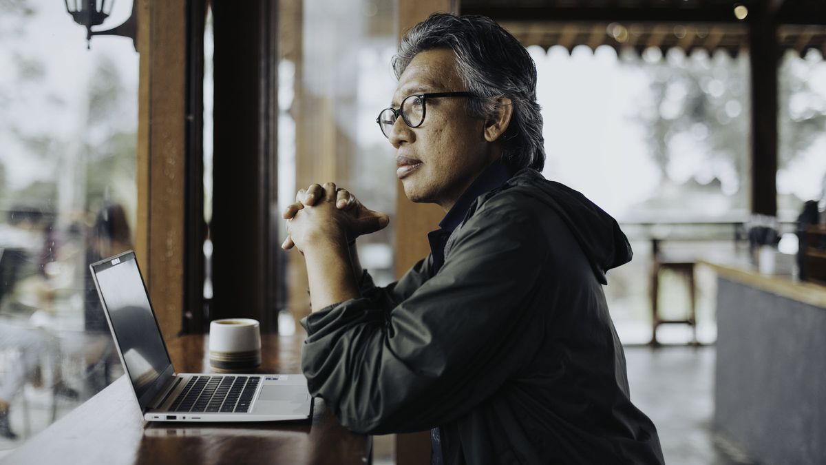 Man reading article form Northwestern Mutual about the value of a 60/40 investment strategy.