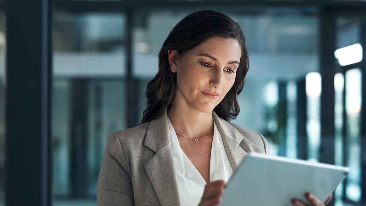 Woman reading Northwestern Mutual’s weekly market commentary