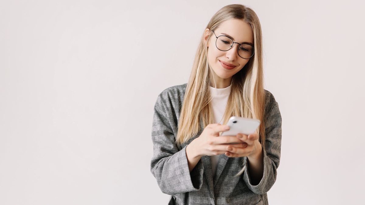 Woman reading Northwestern Mutual’s Weekly Market Commentary 