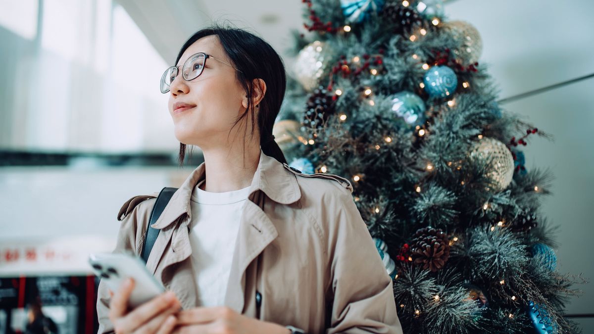 Woman reads Northwestern Mutual’s Weekly Markets Commentary to stay current on the economy and markets.