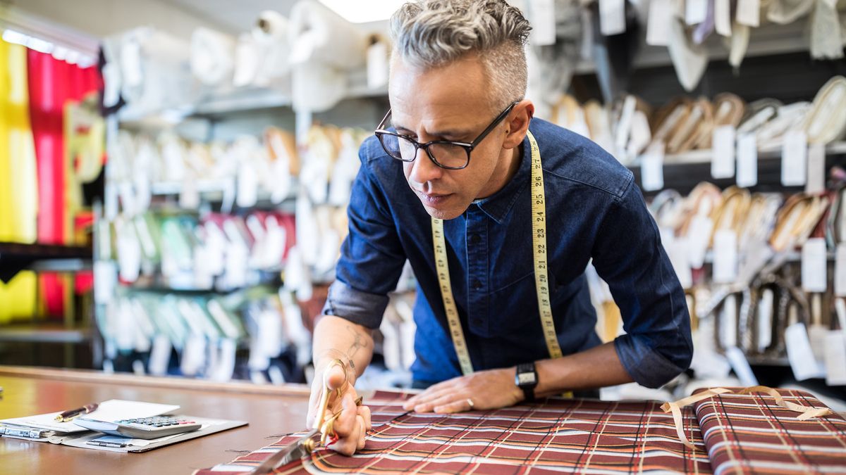 2423-man-cutting-fabric