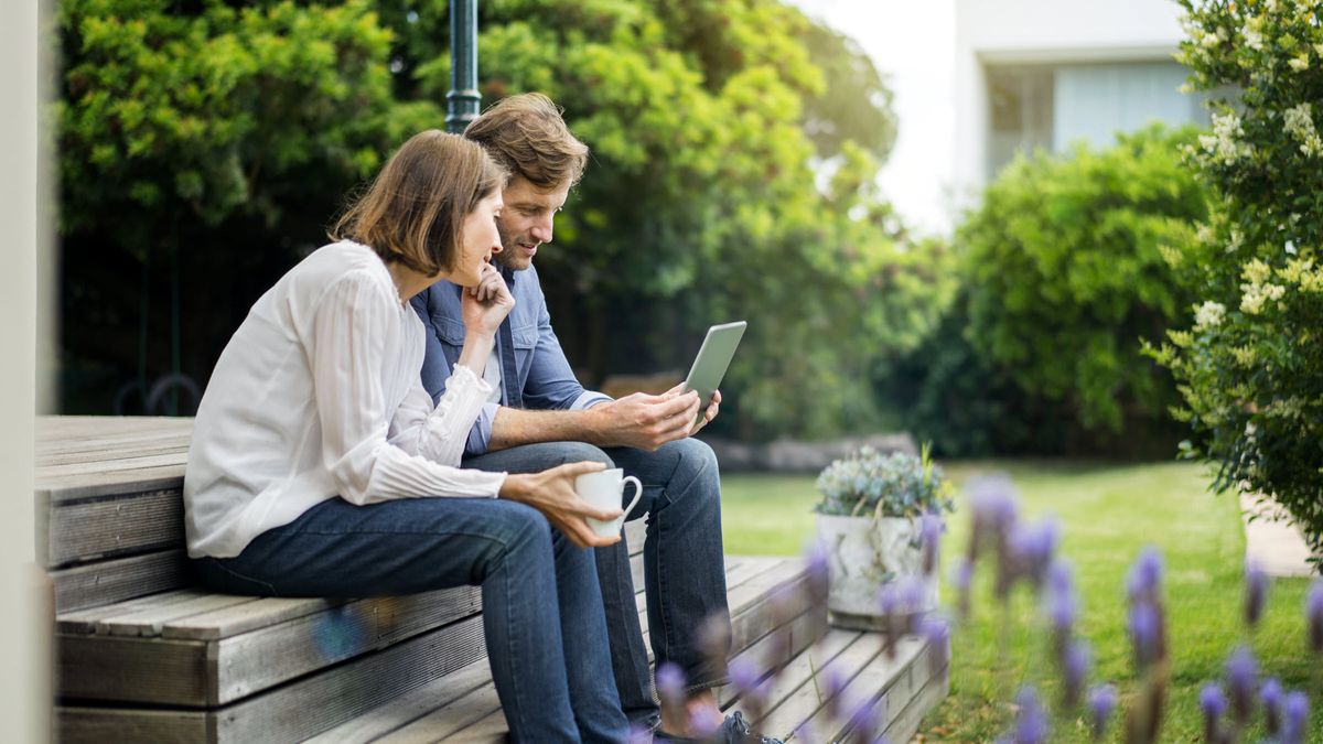 Couple talking about what they read in the latest weekly market commentary from Northwestern Mutual.