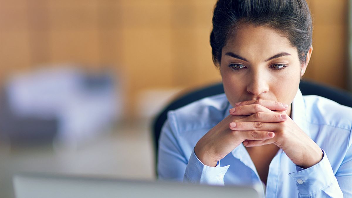 Woman reading Northwestern Mutual’s Quarterly Commentary