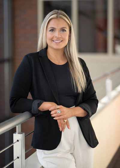 Annelise Eicholzer headshot