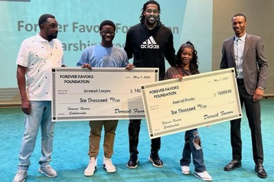 Derrick Murray and the Forever Favors Foundation awarding scholarships to 2 students at South Atlanta High School.