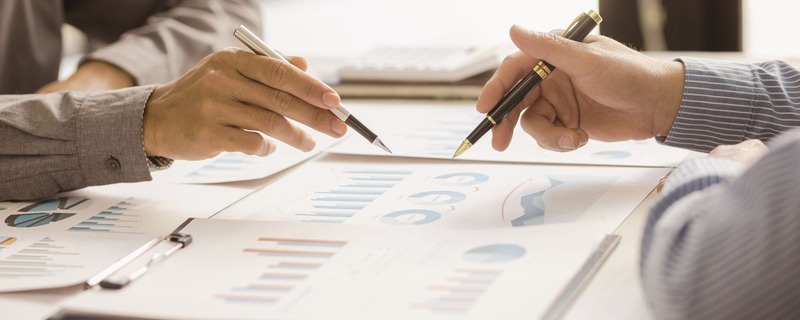 Two people choosing products and services